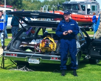 <b><font color=#151B8D>Gordon West WB6NOA</b></font><br> Demonstrates His US Coast Guard Auxiliary Emergency Comms Vehicle at The Annual Point Vicente Lighthouse Whale-Of-A-Day Event<p><p>